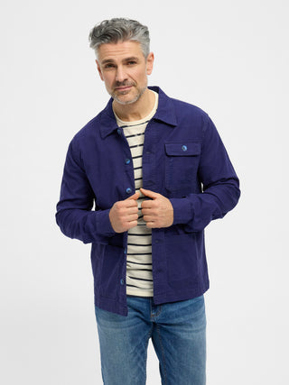 Dyb blå RedGreen herre-overshirt i let twill med knaplukning, brystlomme med klap og to forlommer.