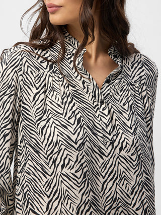 Sort‑hvid zebra‑stribet RedGreen dametop med V‑udskæring, lange ærmer med elastikmanchetter og løs pasform.