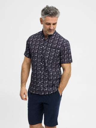 Mørkeblå kortærmet RedGreen herreskjorte med hvidt bladprint, knappestolpe og brystlomme