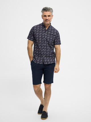 Mørkeblå kortærmet RedGreen herreskjorte med hvidt bladprint, knappestolpe og brystlomme.