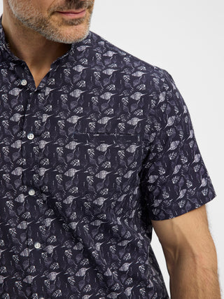 Mørkeblå kortærmet RedGreen herreskjorte med hvidt bladprint, knappestolpe og brystlomme