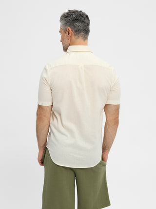 Cremefarvet kortærmet RedGreen herreskjorte med button‑down krave, knappestolpe og lille ton‑i‑ton logo på brystet
