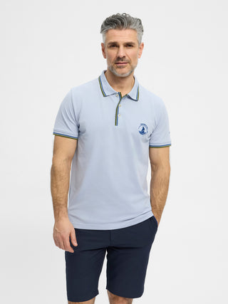 Lyseblå kortærmet polo fra Redgreen i 100 % bomuld med kontraststribet krave og ærmekant samt lille sejlskibslogo.