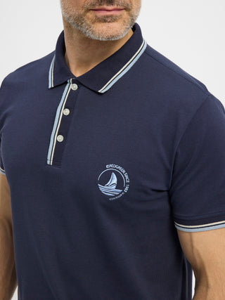 Navy kortærmet polo fra Redgreen i 100 % bomuld med kontraststribet krave og ærmekant samt lille sejlskibslogo.