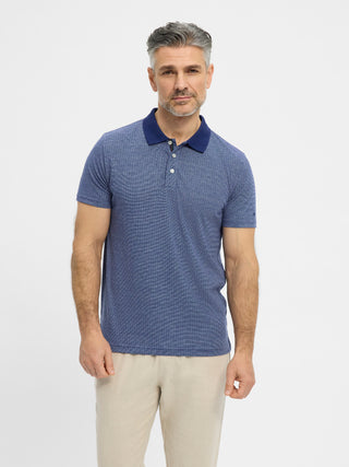 Blå kortærmet bomuldspolo med mørke blå ribkrave og melange‐struktur fra Redgreen.