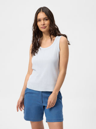 Lyseblå RedGreen dametop med scoop‑halsudskæring, brede stropper og subtil ribstruktur