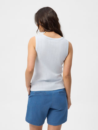 Lyseblå RedGreen dametop med scoop‑halsudskæring, brede stropper og subtil ribstruktur