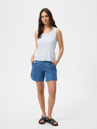 Lyseblå RedGreen dametop med scoop‑halsudskæring, brede stropper og subtil ribstruktur