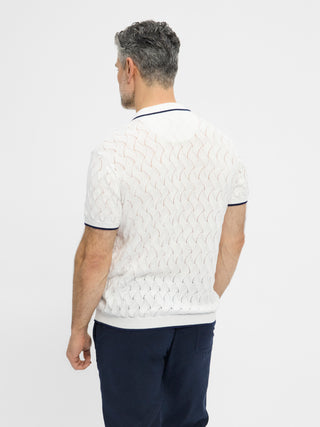 Hvid RedGreen herrepolo med bølget strikmønster, marineblå trim på flip‑krave og ærmer samt tre‑knaps placket