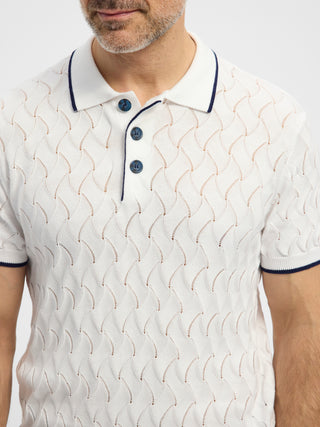 Hvid RedGreen herrepolo med bølget strikmønster, marineblå trim på flip‑krave og ærmer samt tre‑knaps placket