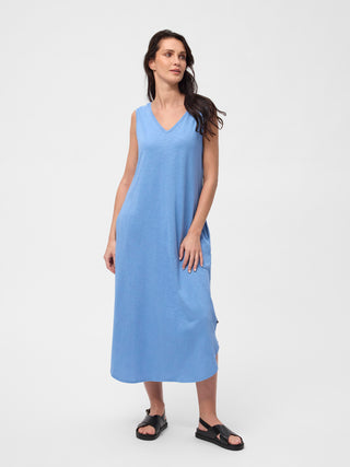 Sommerkjole til kvinder i blå med V-udskæring og ærmeløst design – afslappet pasform i midi-længde.