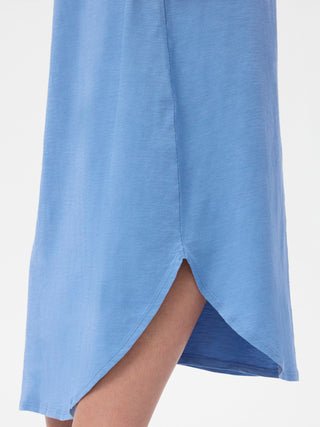 Sommerkjole til kvinder i blå med V-udskæring og ærmeløst design – afslappet pasform i midi-længde.